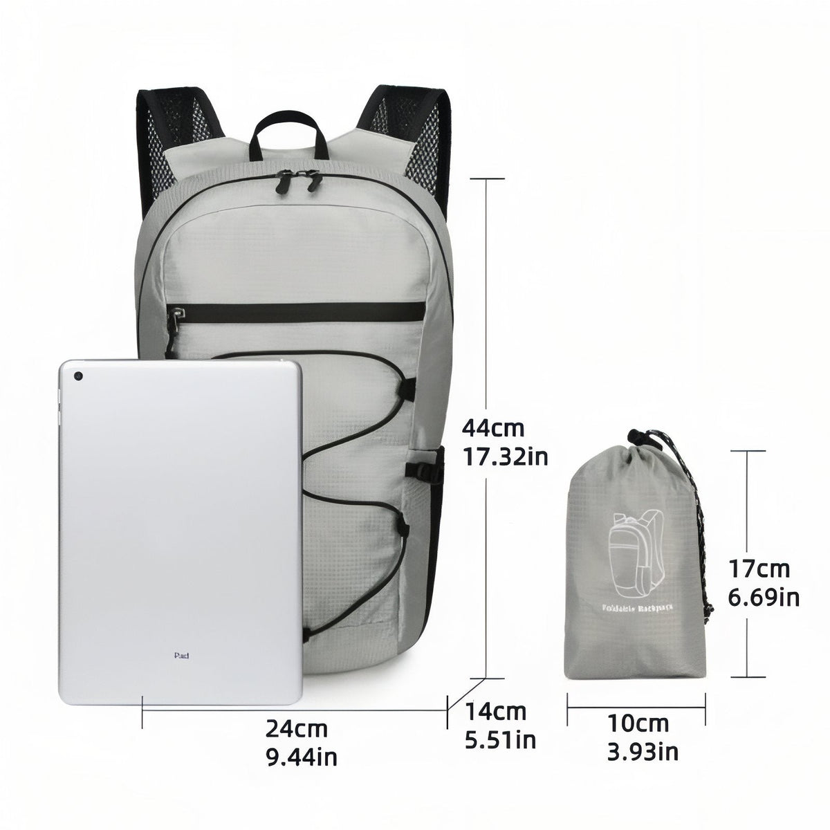 Light grey daypack with its size marked, 44 x 24 x 14 cm, beside a tablet and its 17 x 10 cm stuff pouch