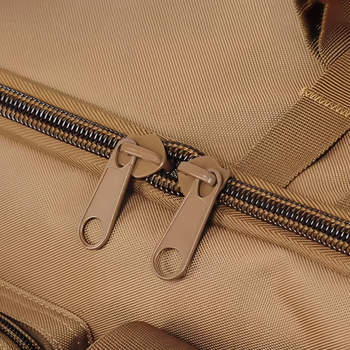 Close-up of the double zip pulls on the lid