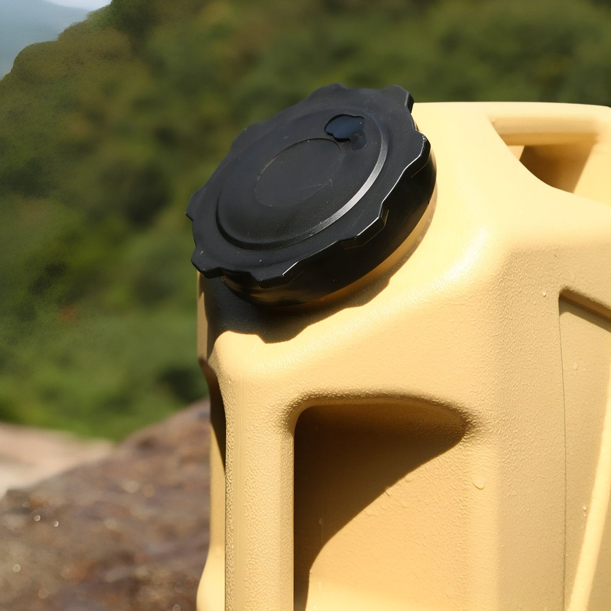 Close-up of the black screw cap on the sand container